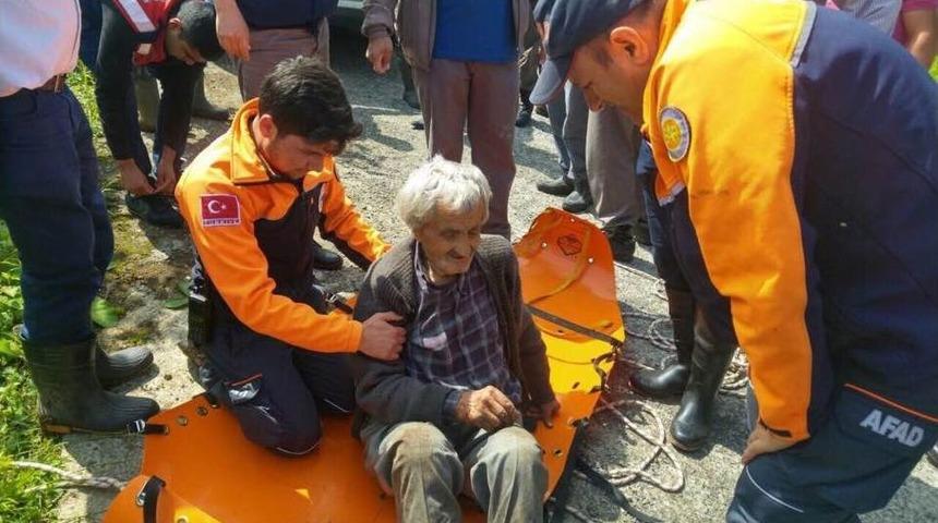 Uçuruma Yuvarlanan Yaşlı Adam Kurtarıldı