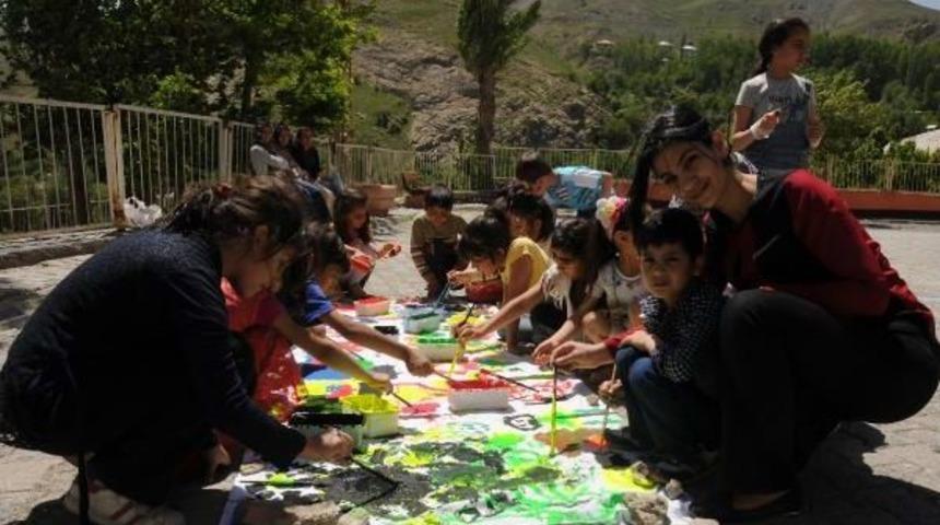 Hakkari'de '&ccedil;ocuk Şenliği' D&uuml;zenlendi