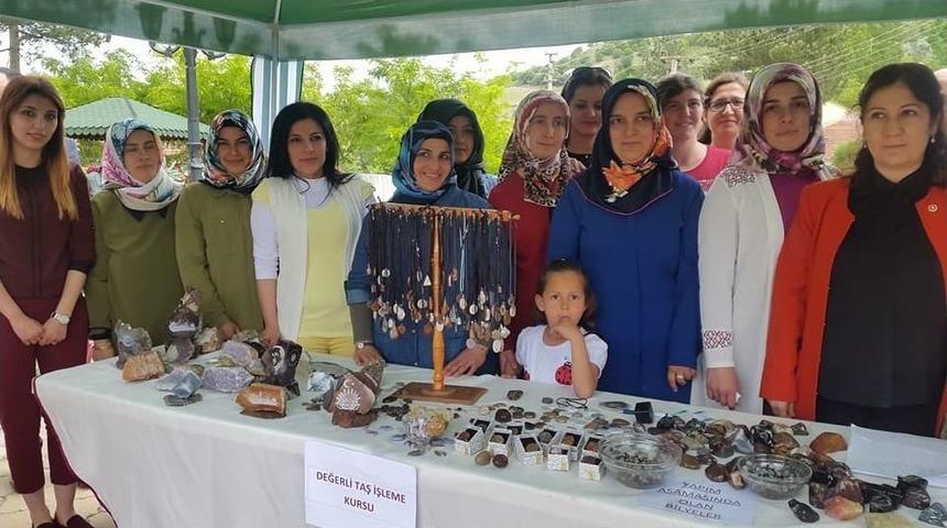 Mecit&ouml;z&uuml;&rsquo;nde El Emeği G&ouml;z Nuru Eserler G&ouml;r&uuml;c&uuml;ye &Ccedil;ıktı