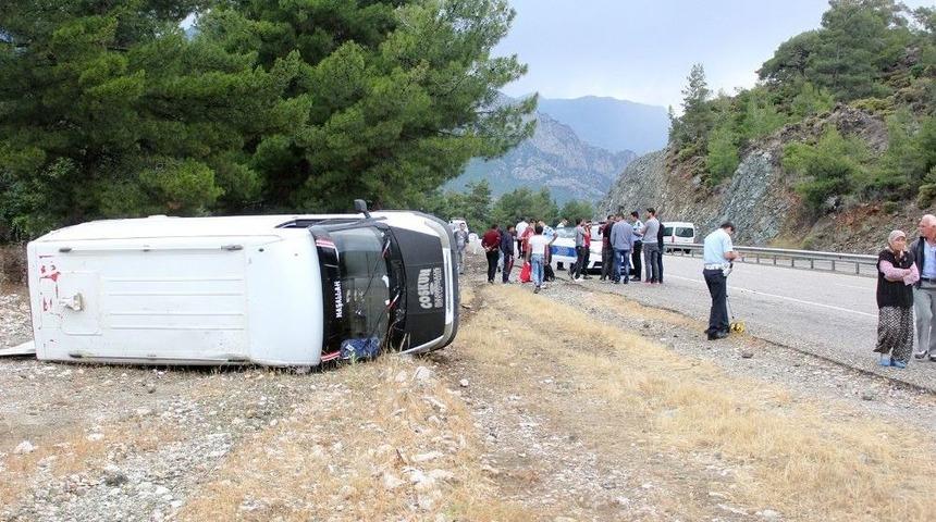 Antalya&rsquo;da Otel Servis Minib&uuml;s&uuml; Devrildi:5 Kişi Yaralandı