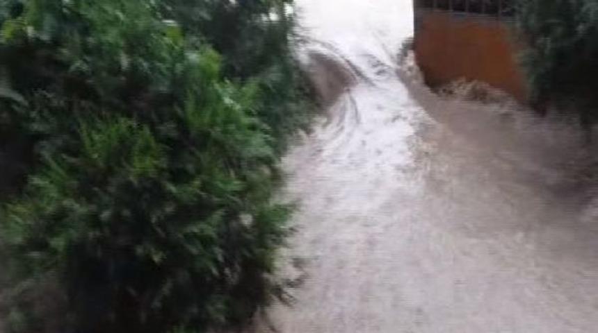 Ankara'da Sağanak Yağış Etkili Oldu