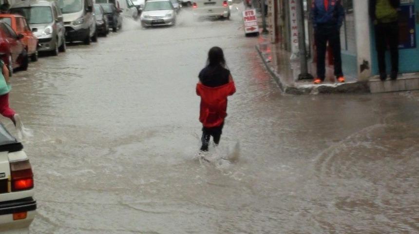 &Ccedil;orum&rsquo;daki Şiddetli Yağış Hayatı Fel&ccedil; Etti