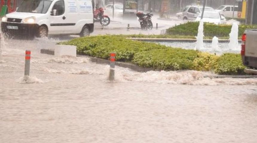 &Ccedil;orum'da Şiddetli Yağış Hayatı Fel&ccedil; Etti