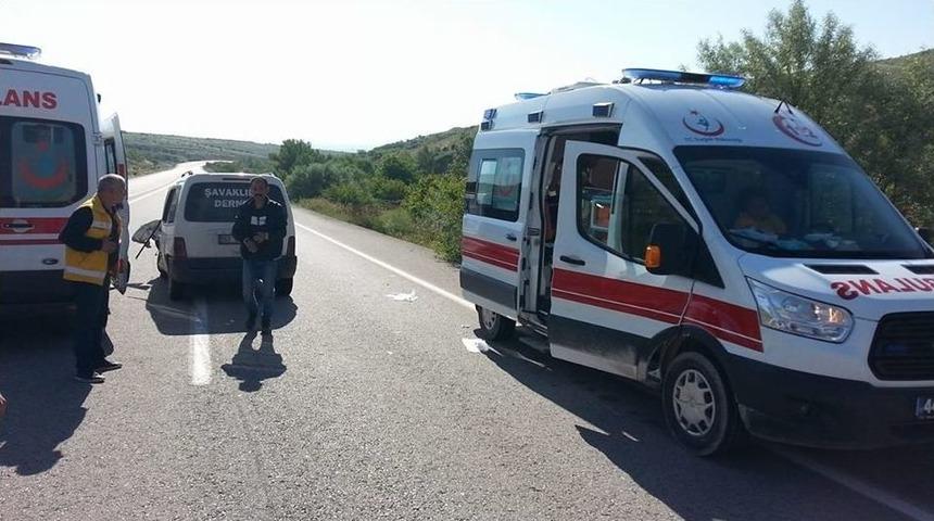 Hafif Ticari Ara&ccedil; Kamyona &Ccedil;arptı: 2 Yaralı