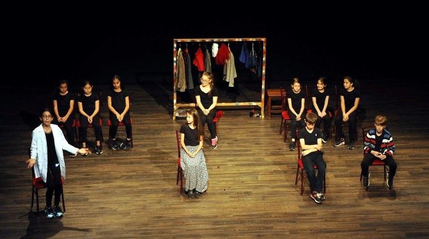 Aydınlı Minikler &ldquo;ah Şu Gen&ccedil;ler&rdquo;i Sahnelendi