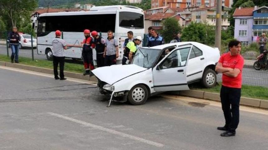 Elektrik Direğine &Ccedil;arpan Otomobilin S&uuml;r&uuml;c&uuml;s&uuml; Yaralandı
