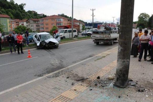 Elektrik Direğine Çarpan Otomobilin Sürücüsü Yaralandı