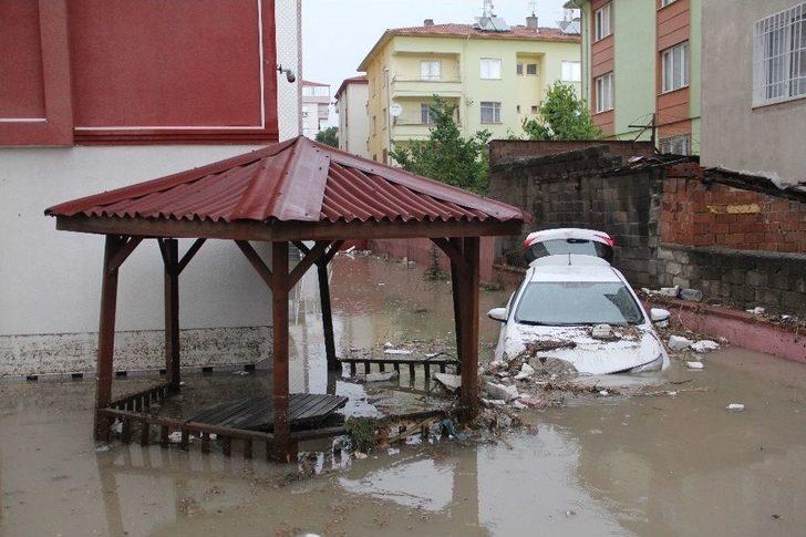 Apartman Duvarı Yıkıldı, Araçlar Sel Sularına Gömüldü G1