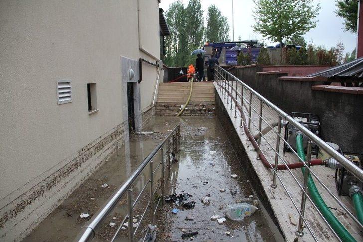 Apartman Duvarı Yıkıldı, Araçlar Sel Sularına Gömüldü G2