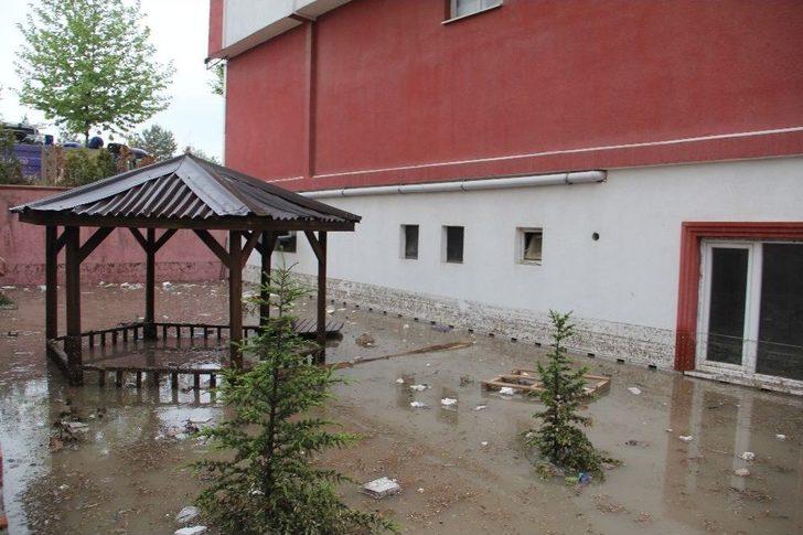 Apartman Duvarı Yıkıldı, Araçlar Sel Sularına Gömüldü G3