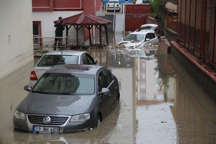 Apartman Duvarı Yıkıldı, Araçlar Sel Sularına Gömüldü G4