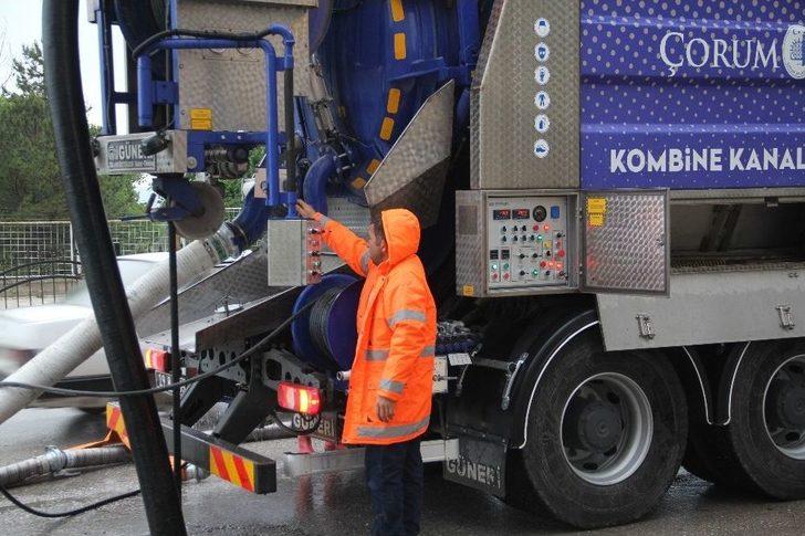 Apartman Duvarı Yıkıldı, Araçlar Sel Sularına Gömüldü G5