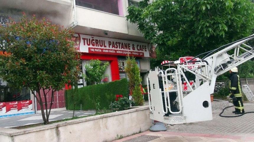 İftar Saati &Ccedil;ıkan Yangın Mahalleliyi Sokağa D&ouml;kt&uuml;