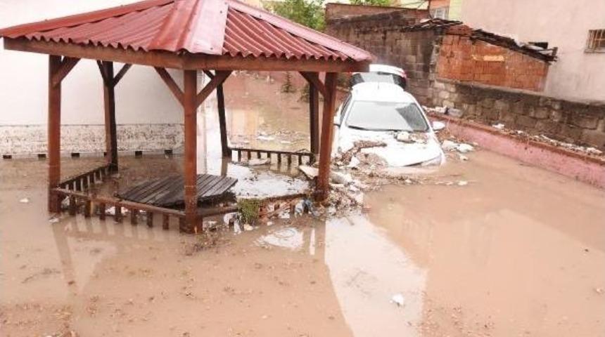 &Ccedil;orum'da Şiddetli Yağış Hayatı Fel&ccedil; Etti (2)