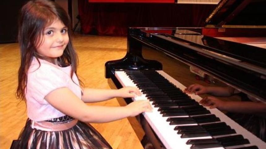 Anasınıfı &Ouml;ğrencisinden Festival A&ccedil;ılışında Piyano Konseri