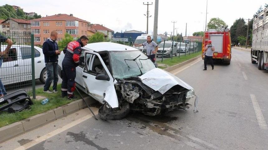 Direksiyon Hakimiyetini Kaybetti, &Ouml;nce Direğe Sonra Ref&uuml;je &Ccedil;arptı