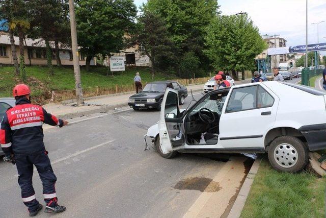 Direksiyon Hakimiyetini Kaybetti, Önce Direğe Sonra Refüje Çarptı