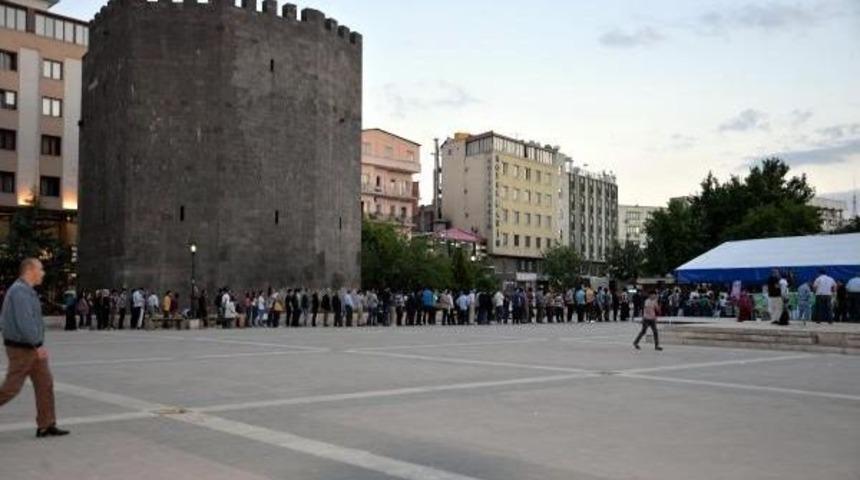Diyarbakır'da 8 Iftar &Ccedil;adırında, 9 Bin Kişi Iftar Yaptı