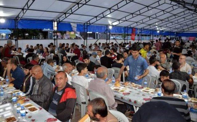 Diyarbakır'da 8 Iftar Çadırında, 9 Bin Kişi Iftar Yaptı