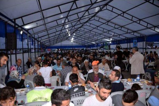 Diyarbakır'da 8 Iftar Çadırında, 9 Bin Kişi Iftar Yaptı