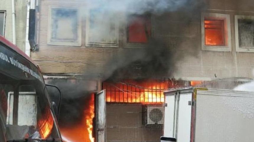 G&uuml;neşli'de &Ccedil;ıkan Yangında 2 Bina Yandı