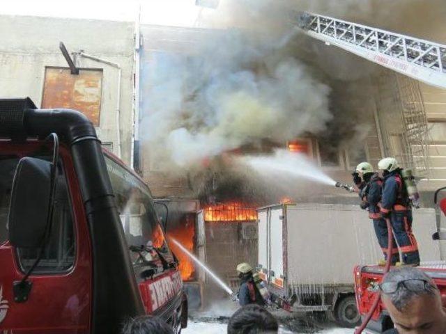 Güneşli'de Çıkan Yangında 2 Bina Yandı