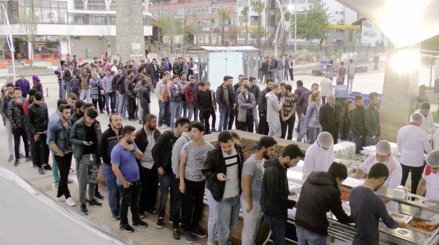 İftar Sofralarında Uzun Kuyruklar Oluştu