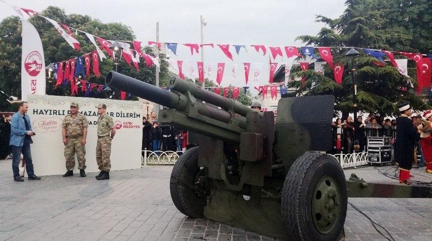 Sultanahmet&rsquo;te 30 Bin Kişi Top Atışıyla İlk Oru&ccedil;larını A&ccedil;tı