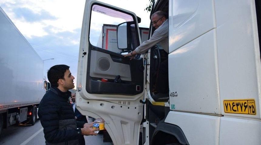 Kaymakam Erdem S&uuml;r&uuml;c&uuml;leri İftar İ&ccedil;in Durdurdu