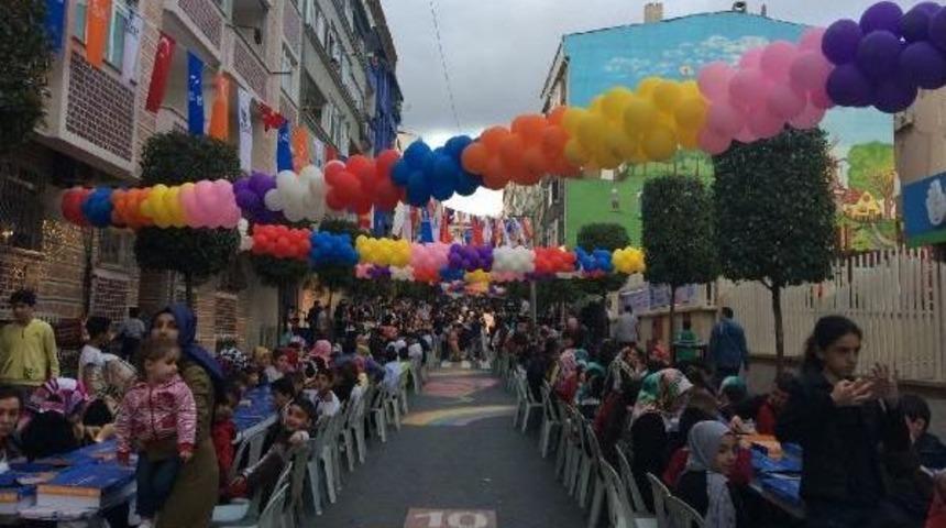 &Ccedil;ocuklar, D&uuml;nyanın Ilk &Ccedil;ocuk Sokağı'nda Iftarını A&ccedil;tı