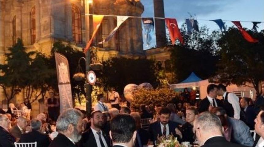 Ortak&ouml;y Meydanı&rsquo;nda İlk İftarlar A&ccedil;ıldı