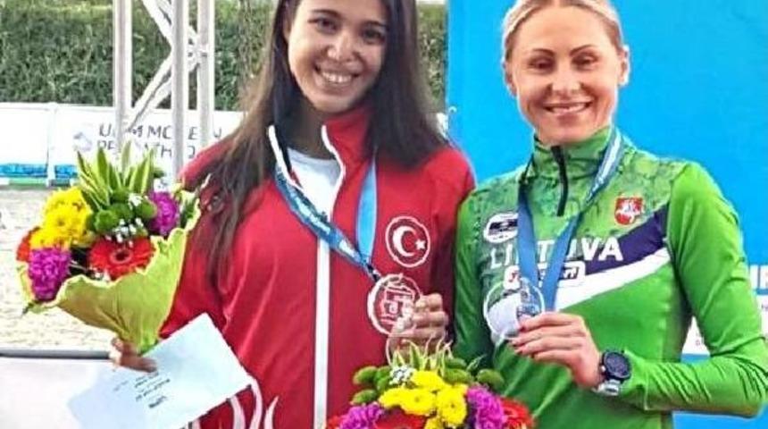 İlke &Ouml;zy&uuml;ksel, D&uuml;nya Rekoru Kırarak Bronz Madalya Kazandı