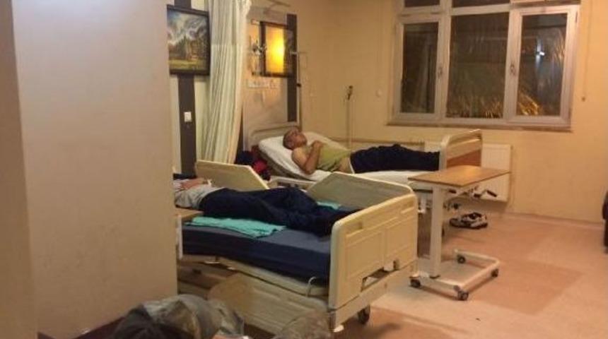 Manisa'da Yemekten Zehirlenen 64 Asker, Hastaneye Kaldırıldı (2) - Yeniden