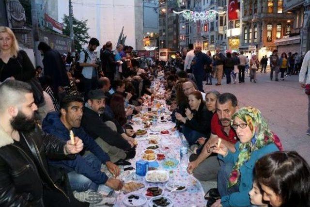 Yeryüzü Sofrası Ilk Iftarı Galatasaray Meydanı'nda Açtı