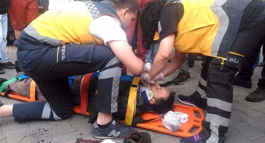 Otomobillere &Ccedil;arpan Motosiklet S&uuml;r&uuml;c&uuml;s&uuml; Ağır Yaralandı