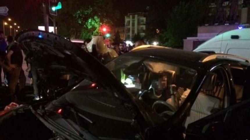 Manisa'da Iki Otomobil &Ccedil;arpıştı: 2'si &Ccedil;ocuk, 5 Yaralı