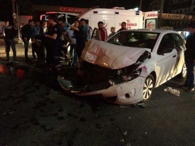 Manisa'da Iki Otomobil Çarpıştı: 2'si Çocuk, 5 Yaralı