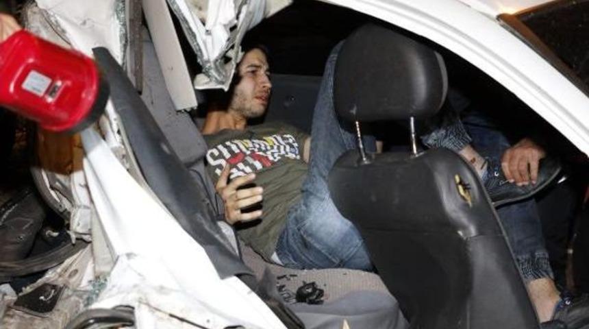 Polis Aracı Otomobile Arkadan &Ccedil;arptı: 1 &Ouml;l&uuml;, 5 Yaralı