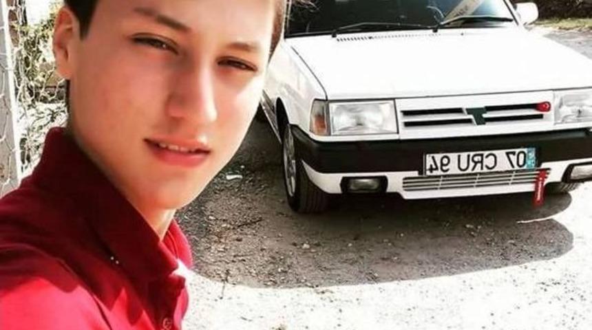 Otomobil Ağaca &Ccedil;arptı, S&uuml;r&uuml;c&uuml; &Ouml;ld&uuml;