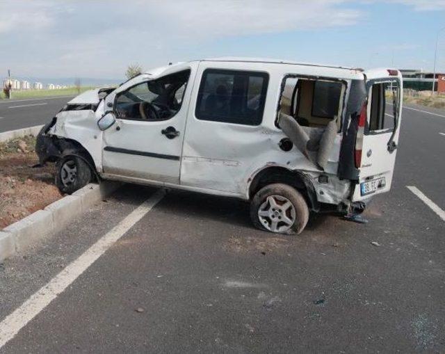 Kayseri'de Takla Atan Araçta 2 Yaralı