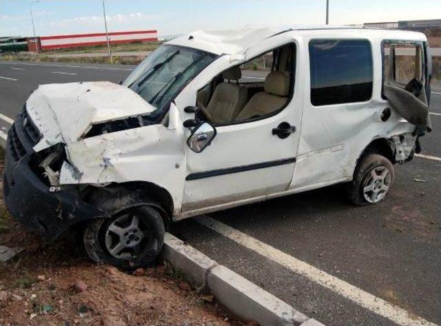 Kayseri'de Takla Atan Araçta 2 Yaralı