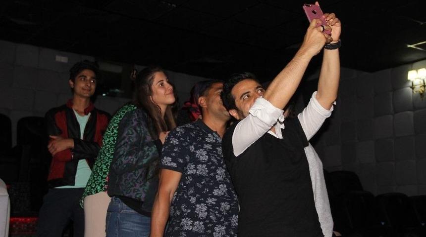 Korku Filminin Başrol Oyuncusu Bir Anda Film Oynatılan Salona Girerek, Seyircileri Korkuttu