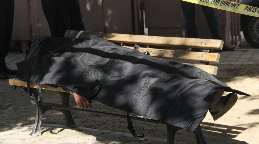 Evsiz Adam Bankta &Ouml;l&uuml; Bulundu