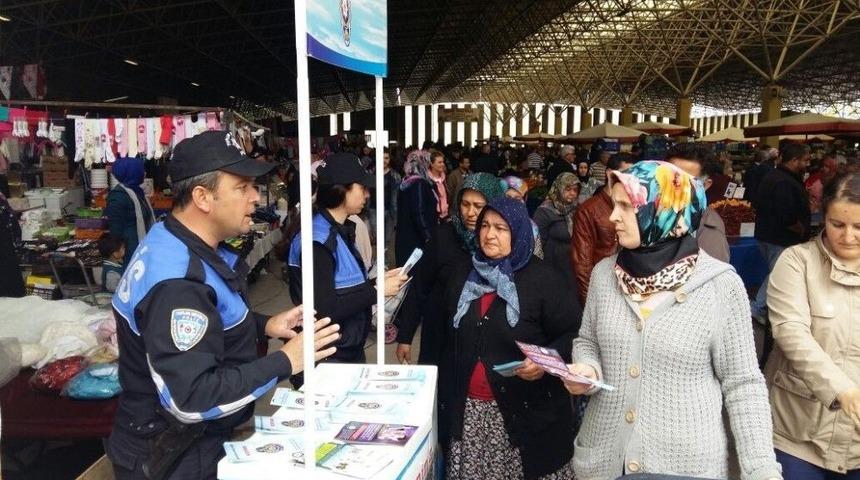 Polis Pazarda Stant Açıp, Broşür Dağıttı