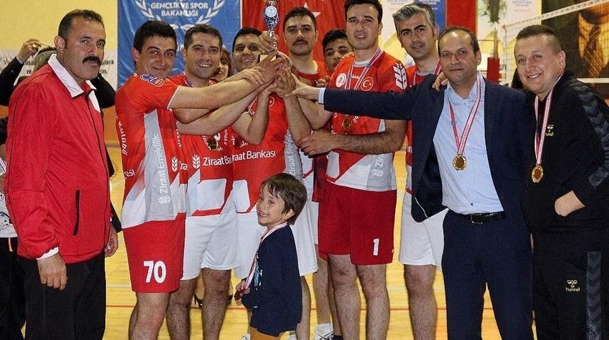 Karaman&rsquo;da D&uuml;zenlenen Kurumlar Arası Voleybol Turnuvası Sona Erdi