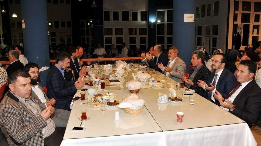 Ad&uuml;&rsquo;de Ramazanın İlk İftarı Sempozyum Davetlilerine Verildi