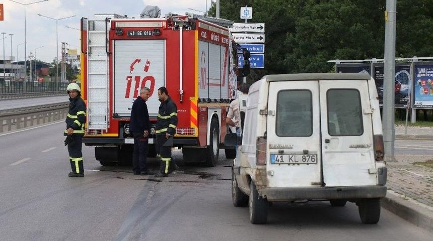 Duman İ&ccedil;inde Kalan Araca İtfaiye M&uuml;dahale Etti