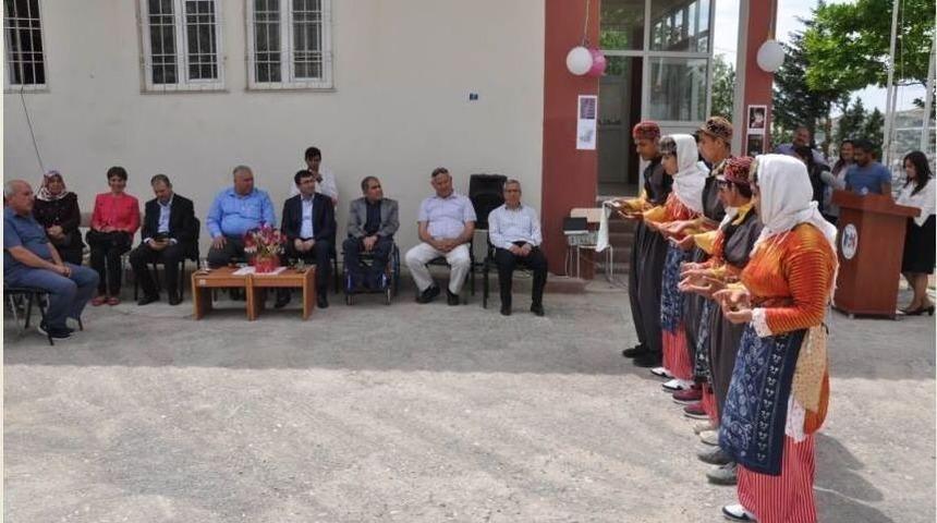 Besni&rsquo;de Ortaokul &Ouml;ğrencilerinin Mezuniyet T&ouml;reni