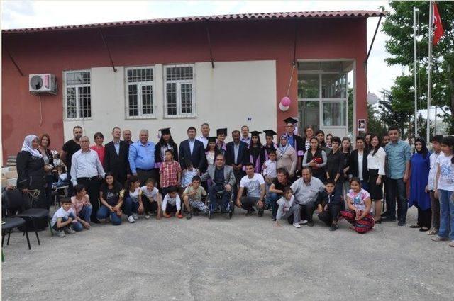 Besni’de Ortaokul Öğrencilerinin Mezuniyet Töreni