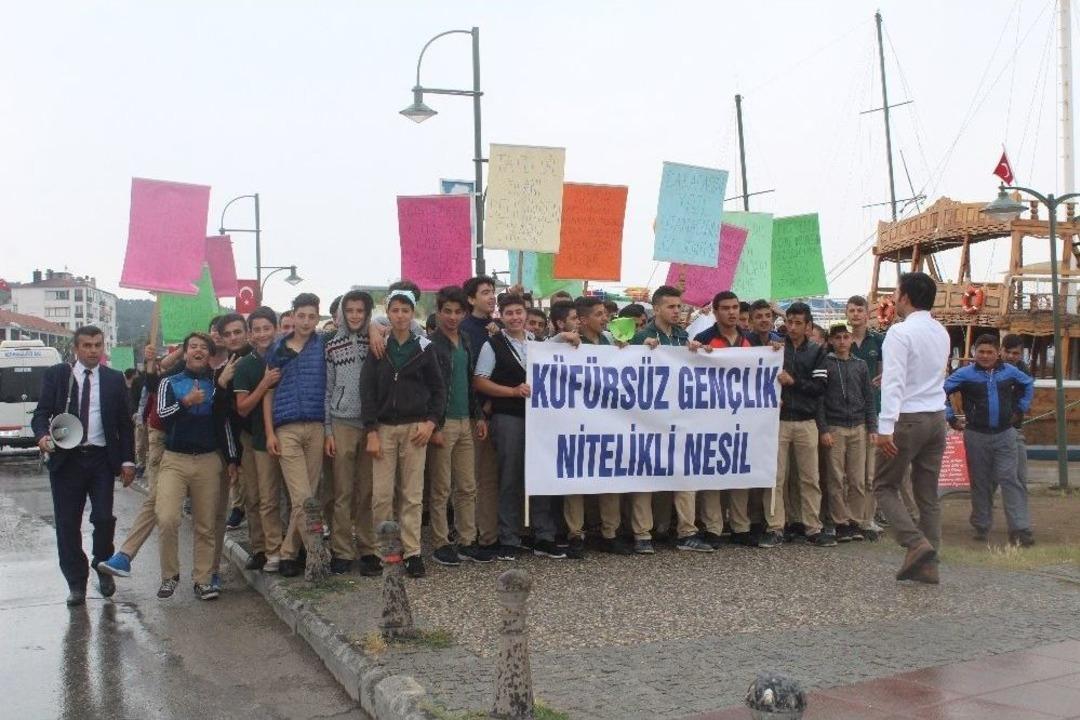 Ayvalık&rsquo;ta &Ouml;ğrenciler &lsquo;k&uuml;fre Hayır&rsquo; Dedi
